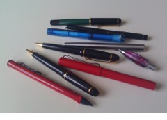 Dit is een foto van allerlei pennen  waar ik afwisselend mee schrijf